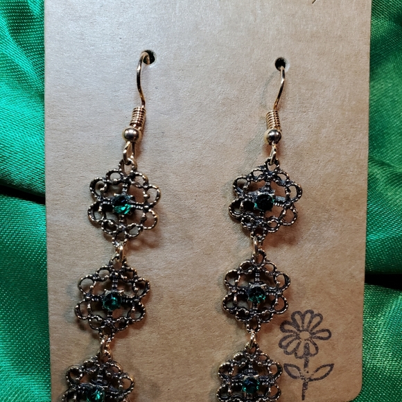 Gorgeous gold dangling earrings, 3 tier with dark green stones. - Picture 6 of 6